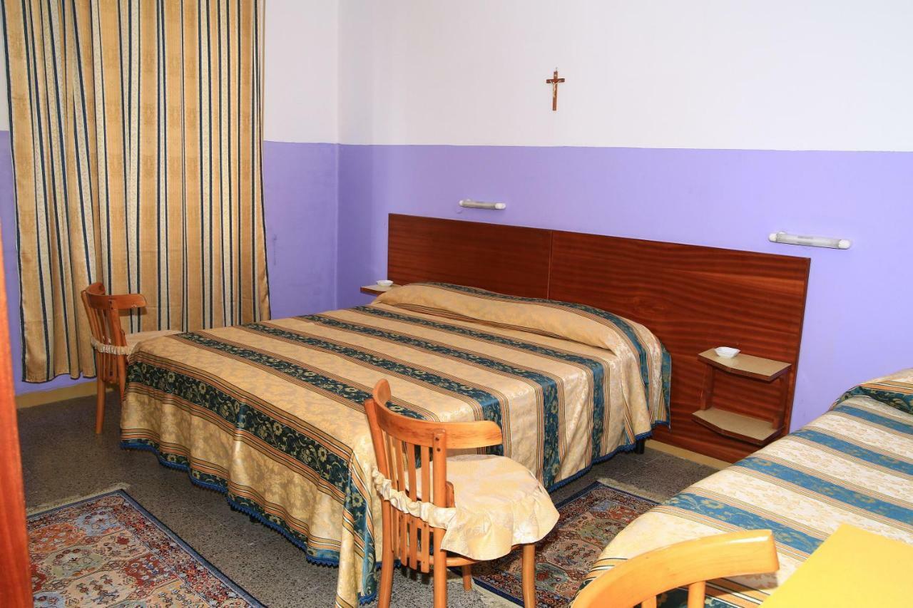 Hotel San Vincenzo Соверато-Марина Екстер'єр фото